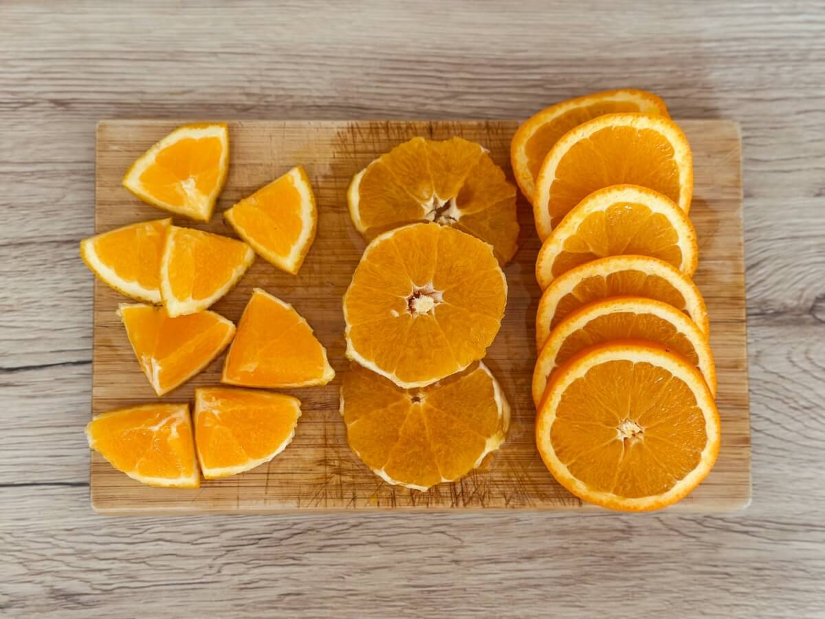 Nakrájaný pomaranč na malé kúsky a kolieska.