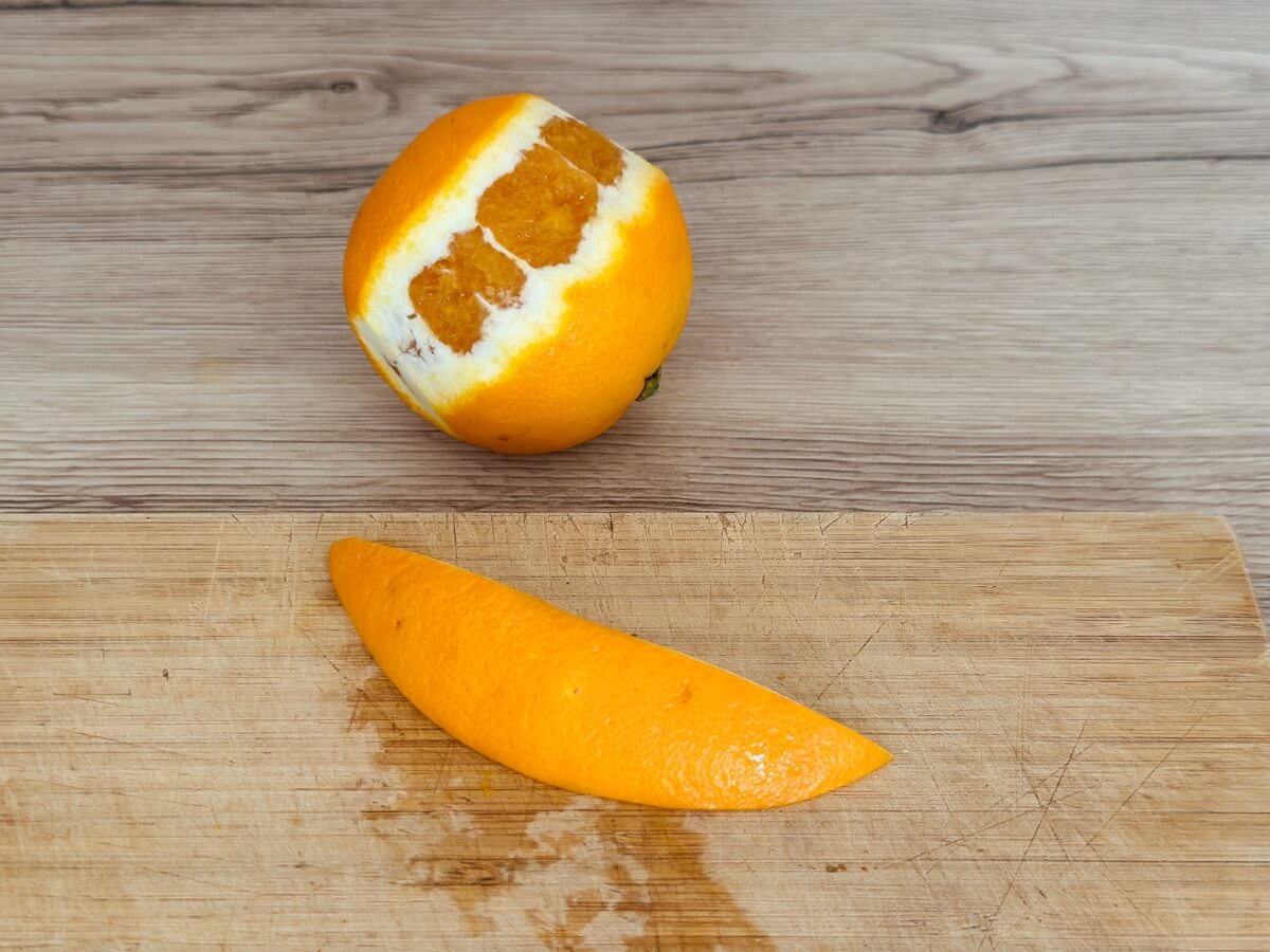 Orezaná pomarančová koža.