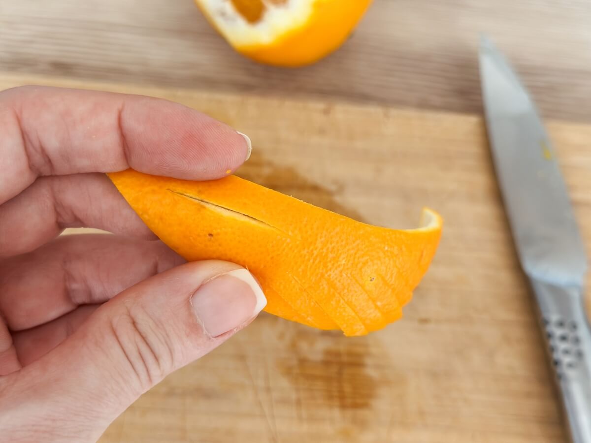 Vyrezaný otvor na pomarančovej kôre.