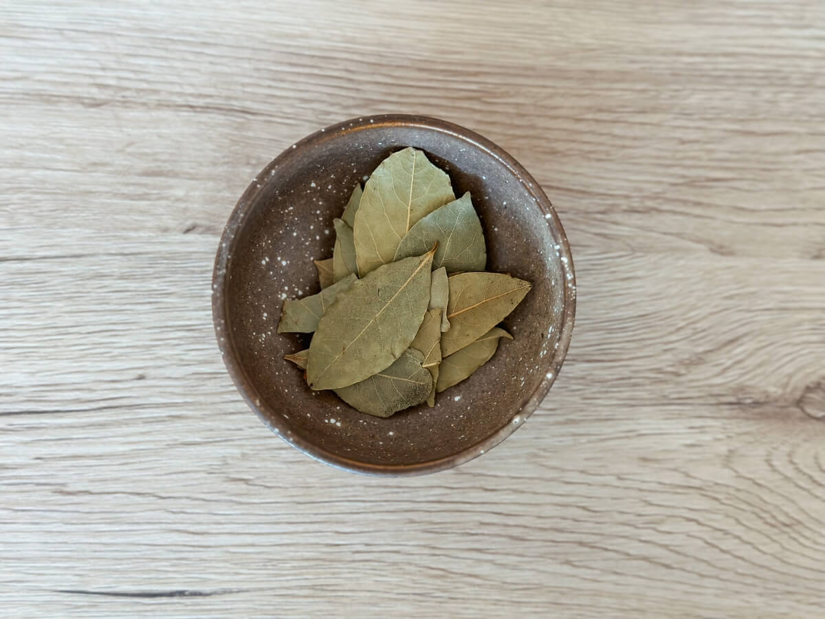 Sušené bobkové listy v porcelánovej miske.