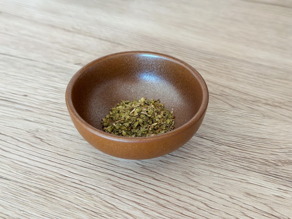 Sušené oregano v porcelánovej miske.