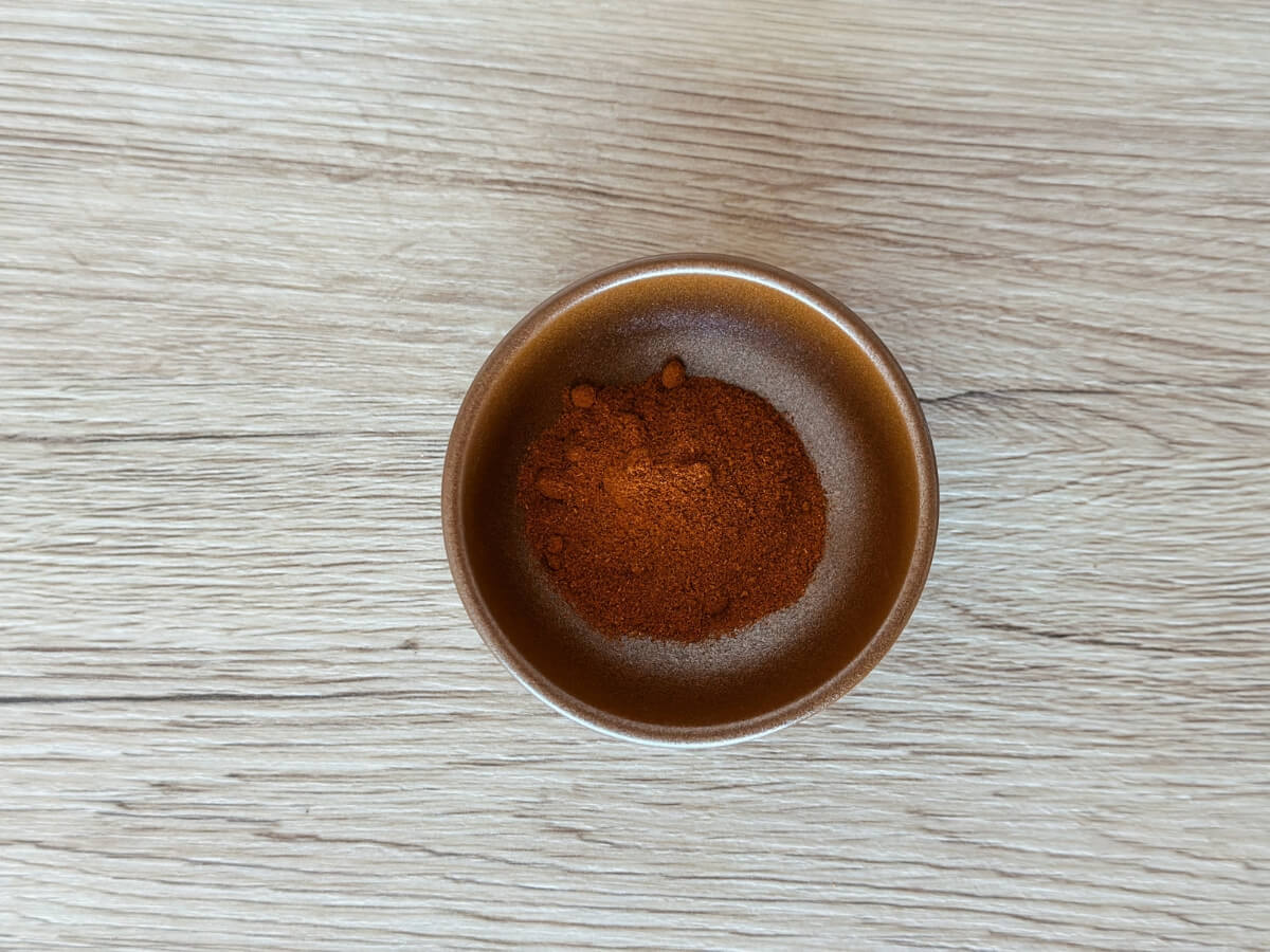 Mletá červená paprika v miske.
