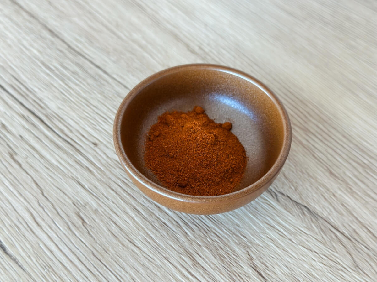 Mletá paprika v malej hnedej keramickej miske.