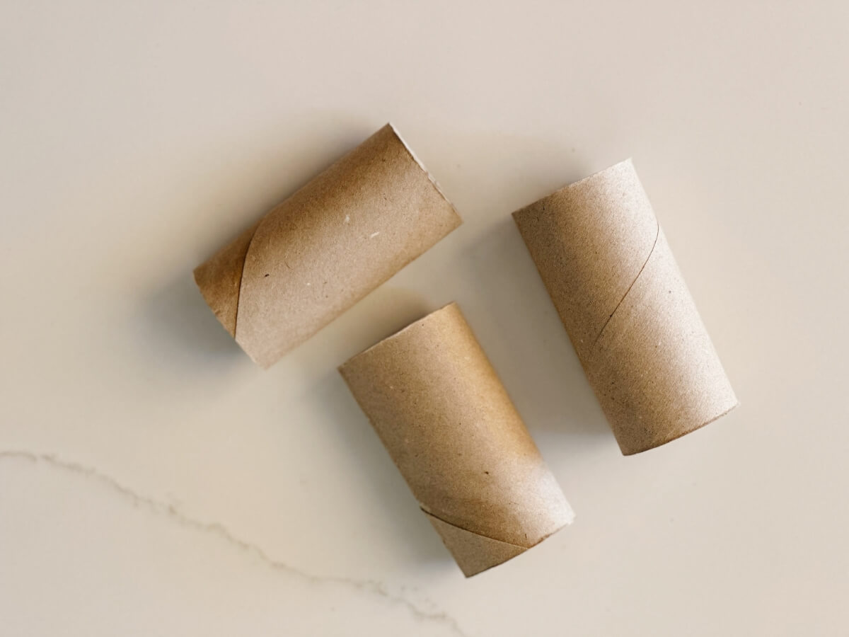 Tri rolky toaletného papiera.