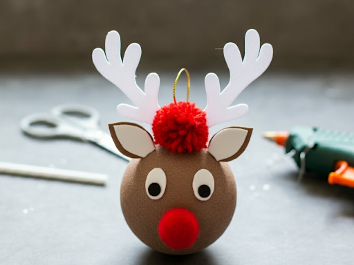 Minimalistický sob Rudolf s červeným nosom.