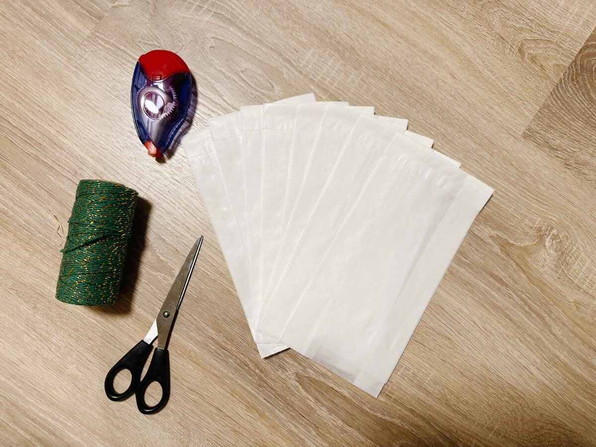 Materiál na výrobu papierovej snehovej vločky.