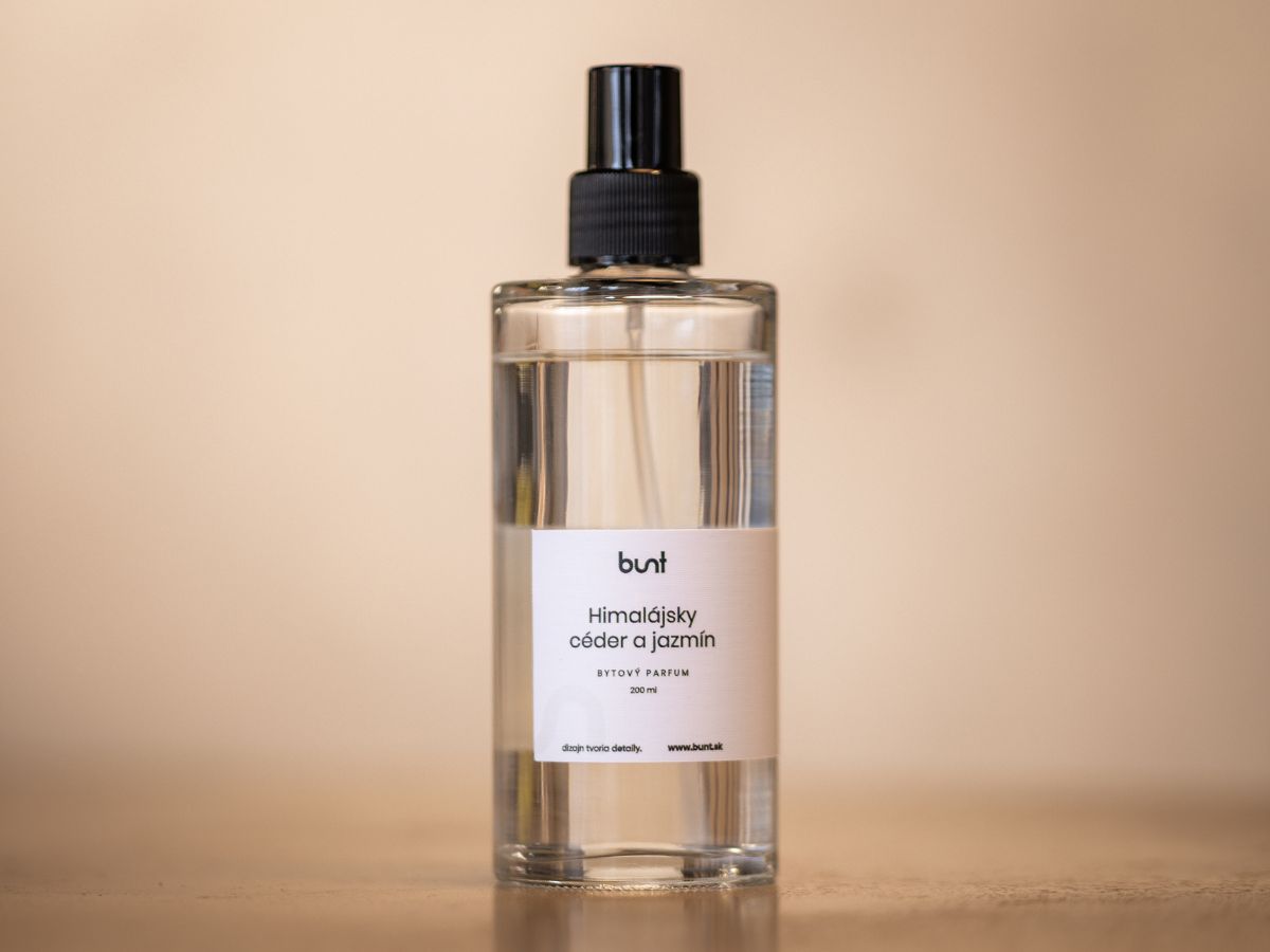 Interiérový sprej s vôňou himalájskeho cédra a jazmínu v sklenenom rozprašovači.