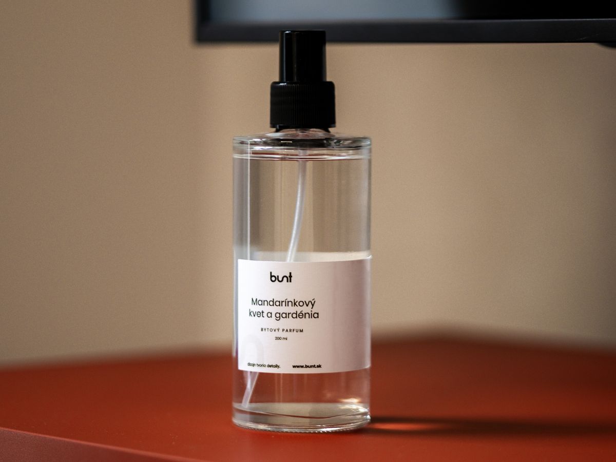 Interiérový sprej s vôňou mandarínkového kvetu a gardénie v 200 ml veľkosti.