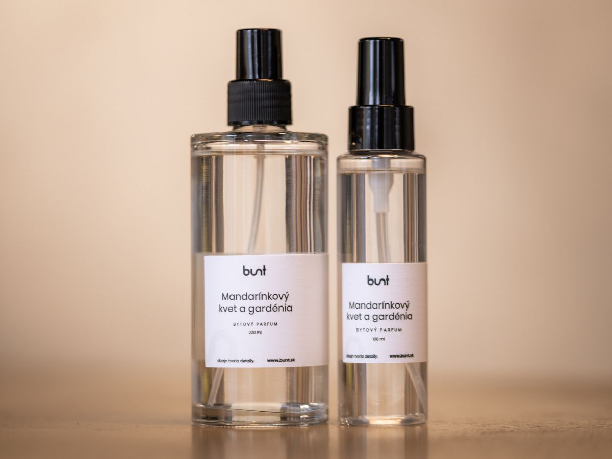 Detail na kolekciu parfumov v dvoch veľkostiach v čírych fľaštičkách.