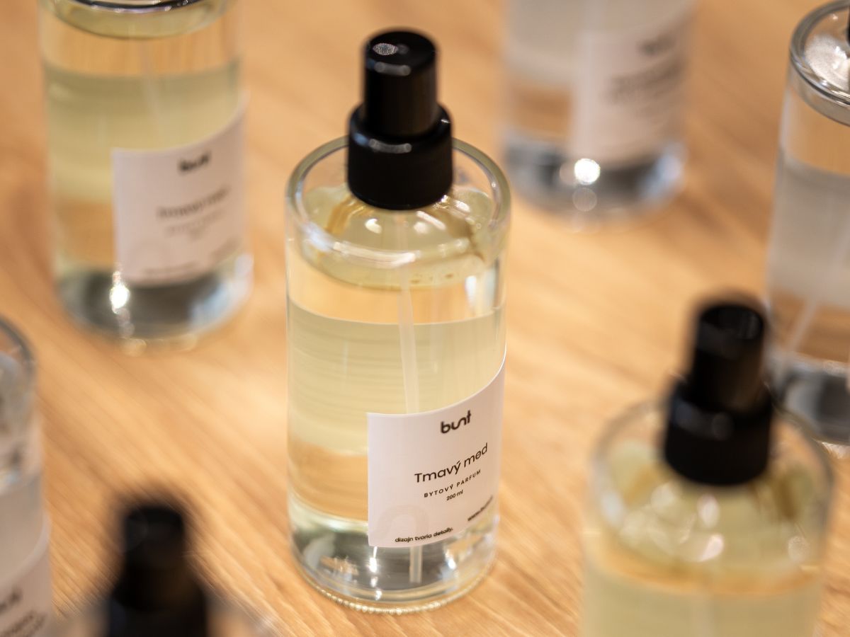 Rôzne druhy parfumov v priehľadných rozprašovačoch na stole.