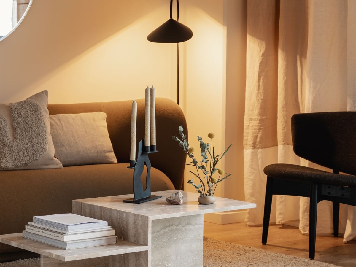 Minimalistická obývačka s príjemným teplým osvetlením.