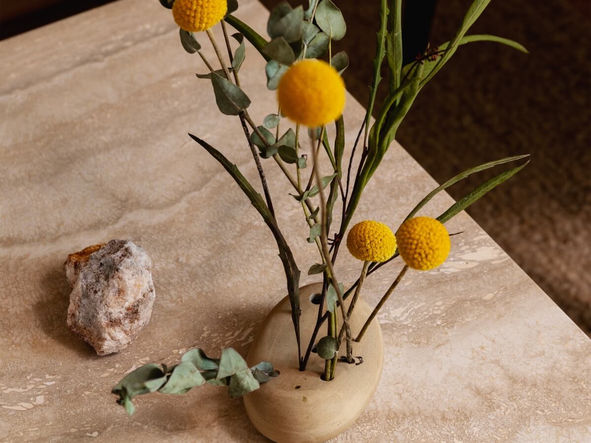 Sušené kvety v dekoračnom porcelánovom kameni.