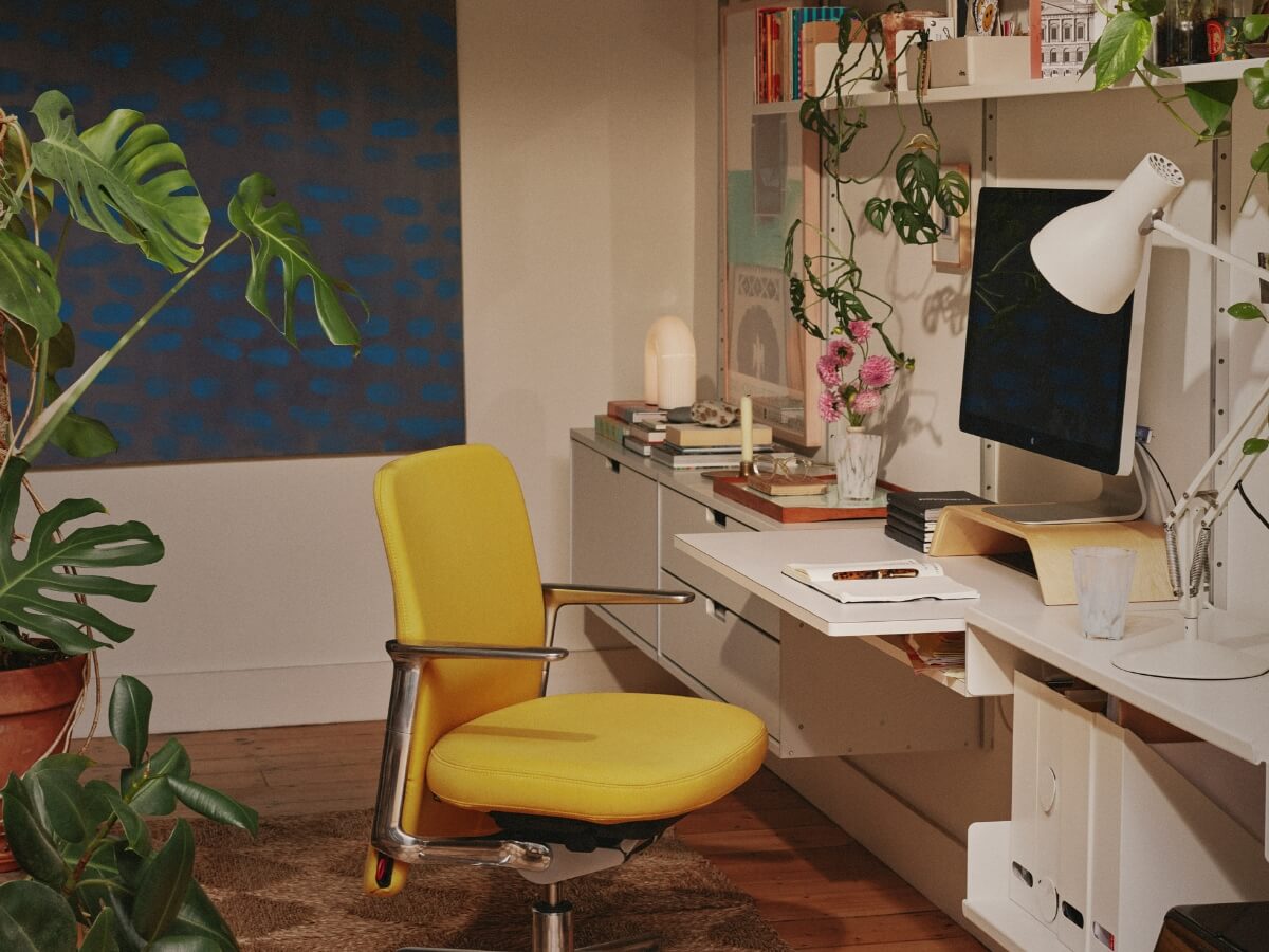 Žltá kancelárska stolička v domácej pracovni.