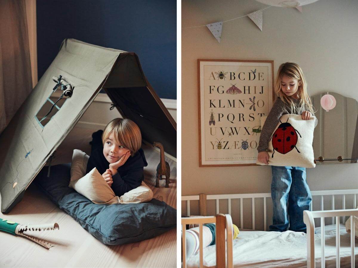 Deti v detskej izbe so stanom a s plagátom abecedy.