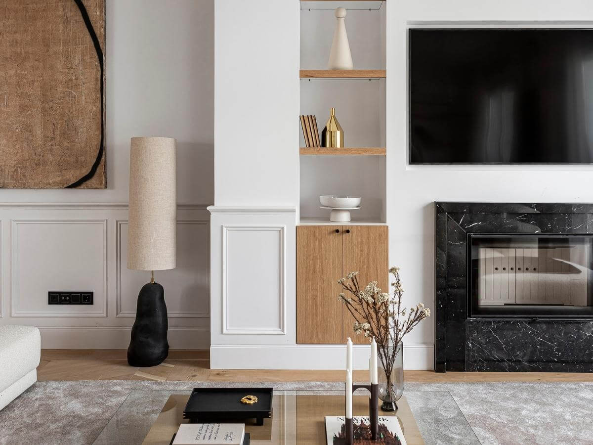 Dizajnové poličky v minimalisticky zariadenej obývačke.