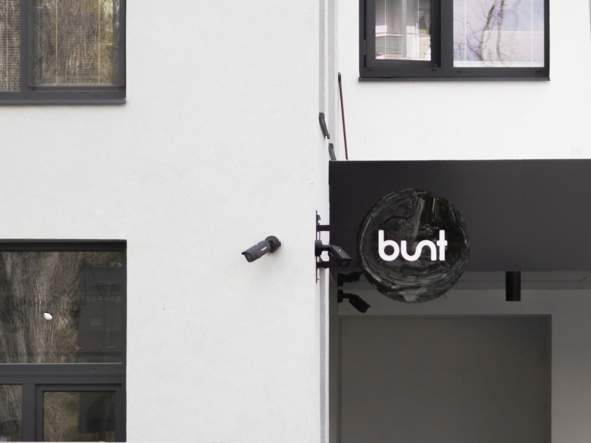 Detail na administratívnu budovu s okrúhlym čiernym logom Bunt.