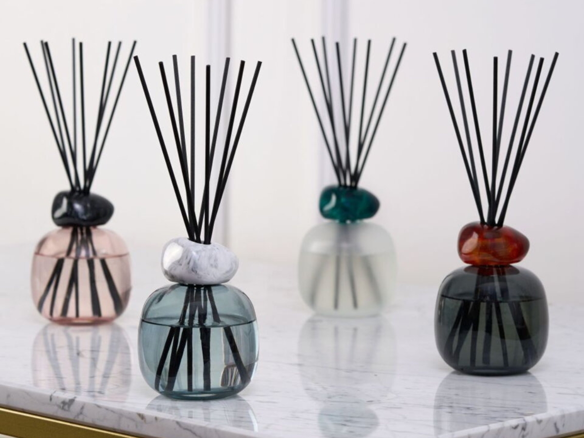 Štyri rôzne farebné prevedenia aróma difuzérov.