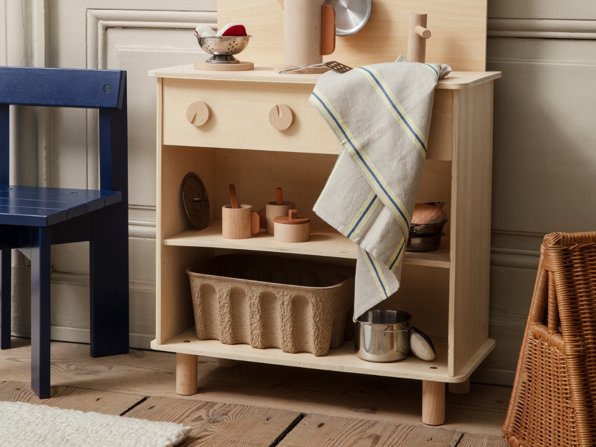 Hračkárska čajová súprava z prírodného a moreného buku v detskej drevenej kuchynke.