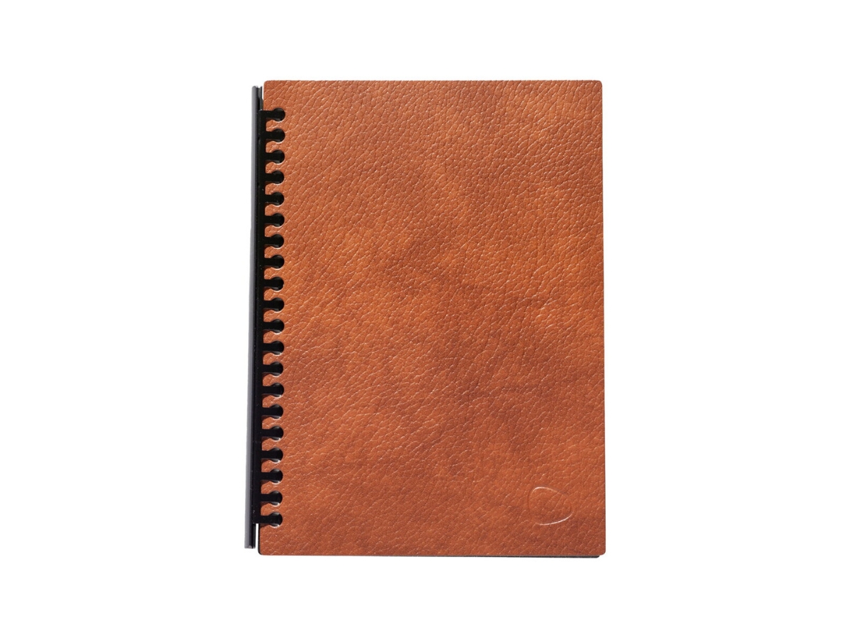 Dizajnový zápisník z recyklovanej kože v červenohnedej a čiernej farbe.