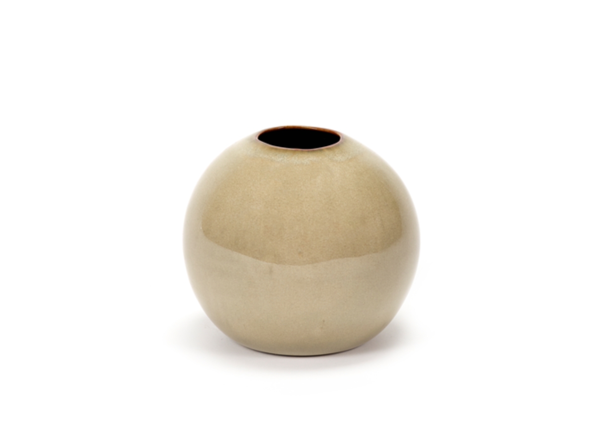 Okrúhla kameninová váza v pieskovej farbe.