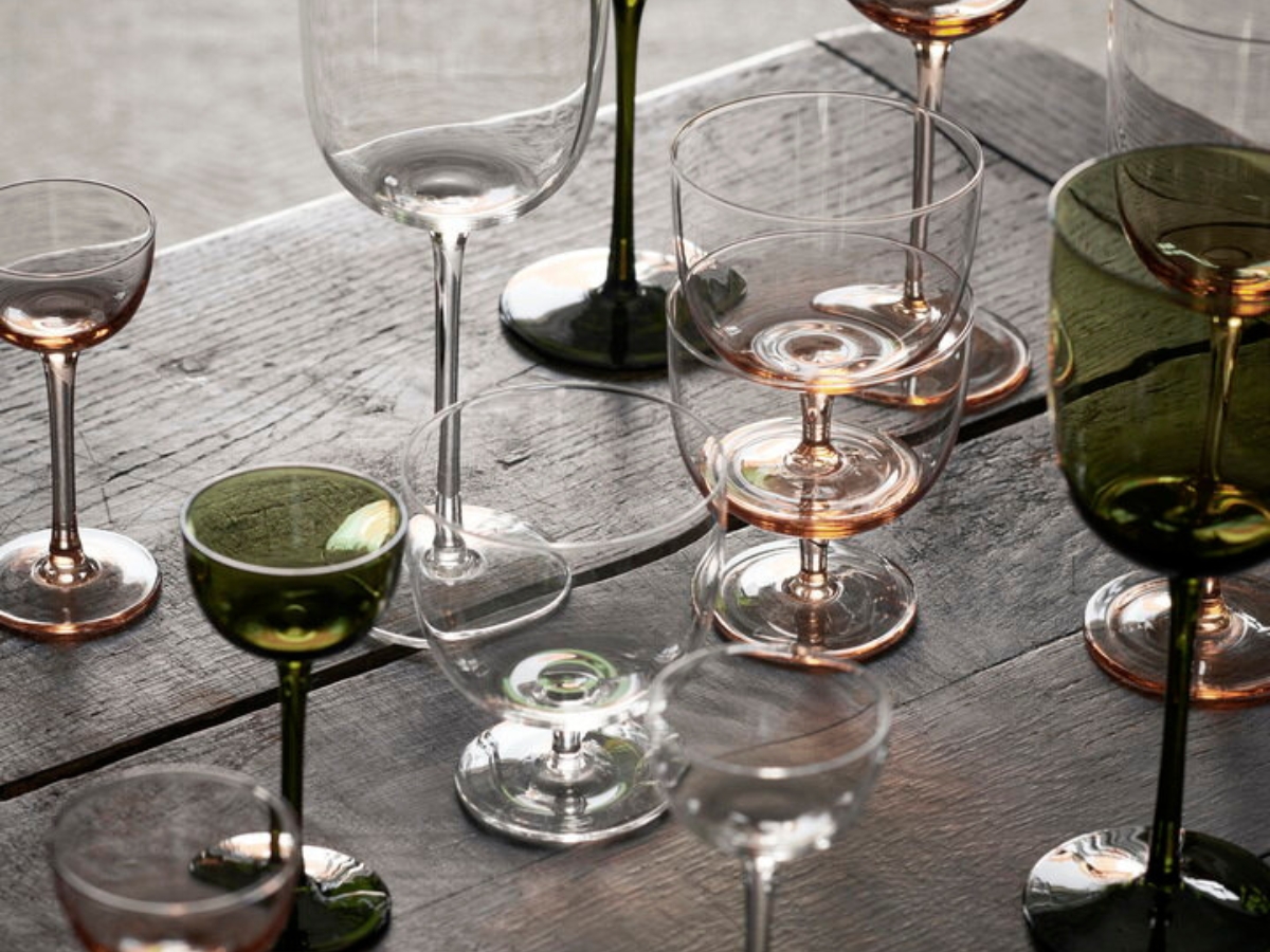 Ručne fúkané poháre na víno v rôznych veľkostných i farebných prevedeniach.