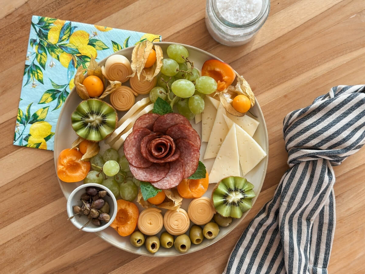 Salámová ruža naaranžovaná na charcuterie board.
