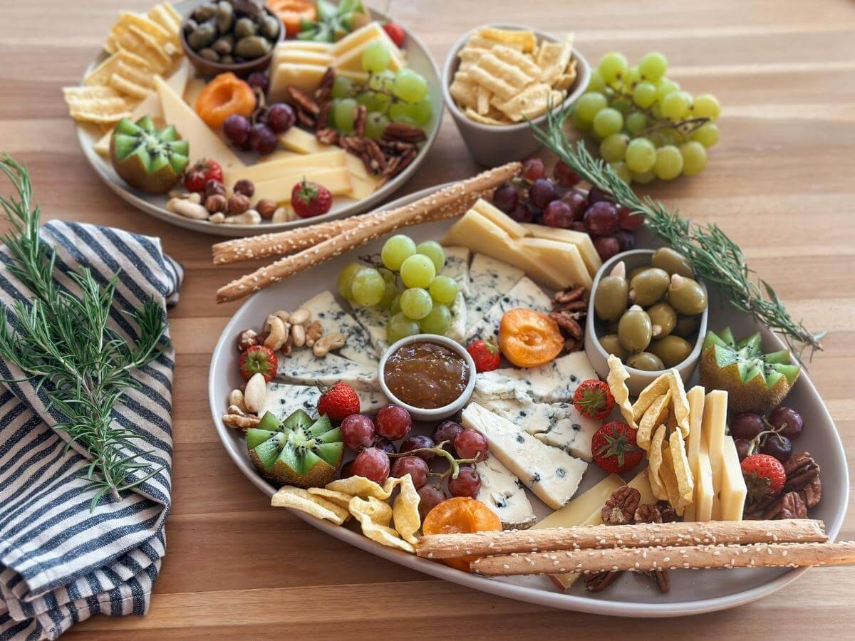 Obložené misy charcuterie boards.