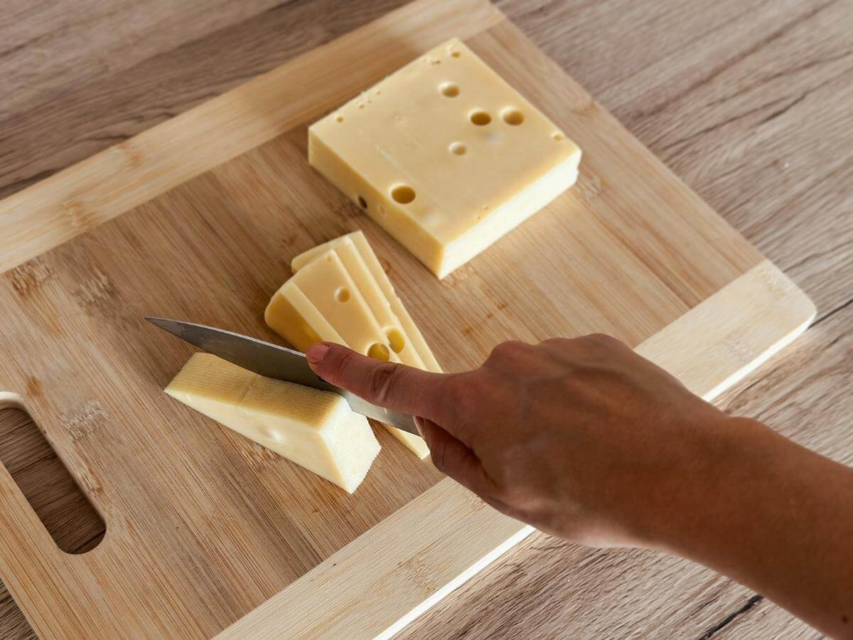 Krájanie bloku syra.
