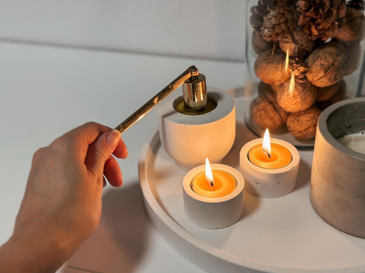 Zhasnutie sviečky pomocou zlatého zhášadla.