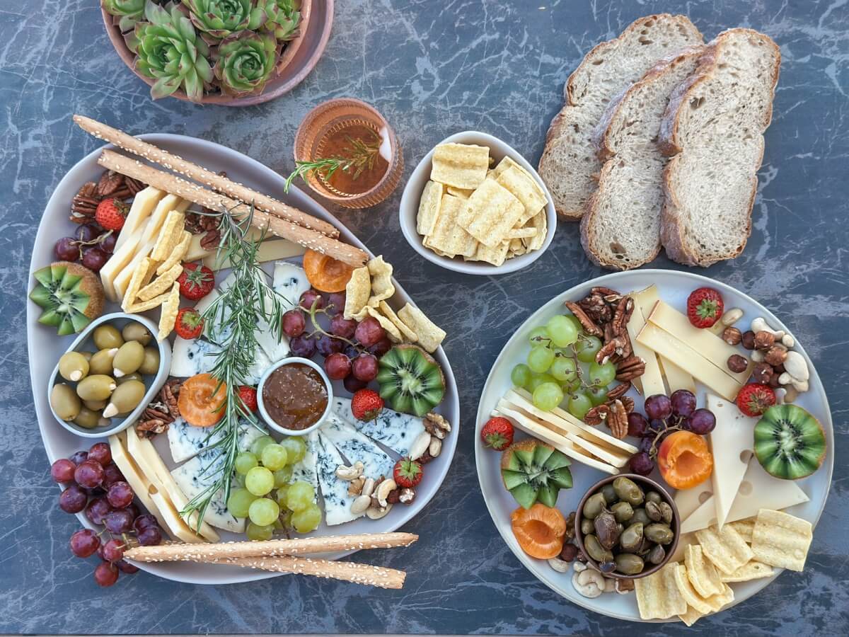 Pekne servírované obložené misy charcuterie boards.