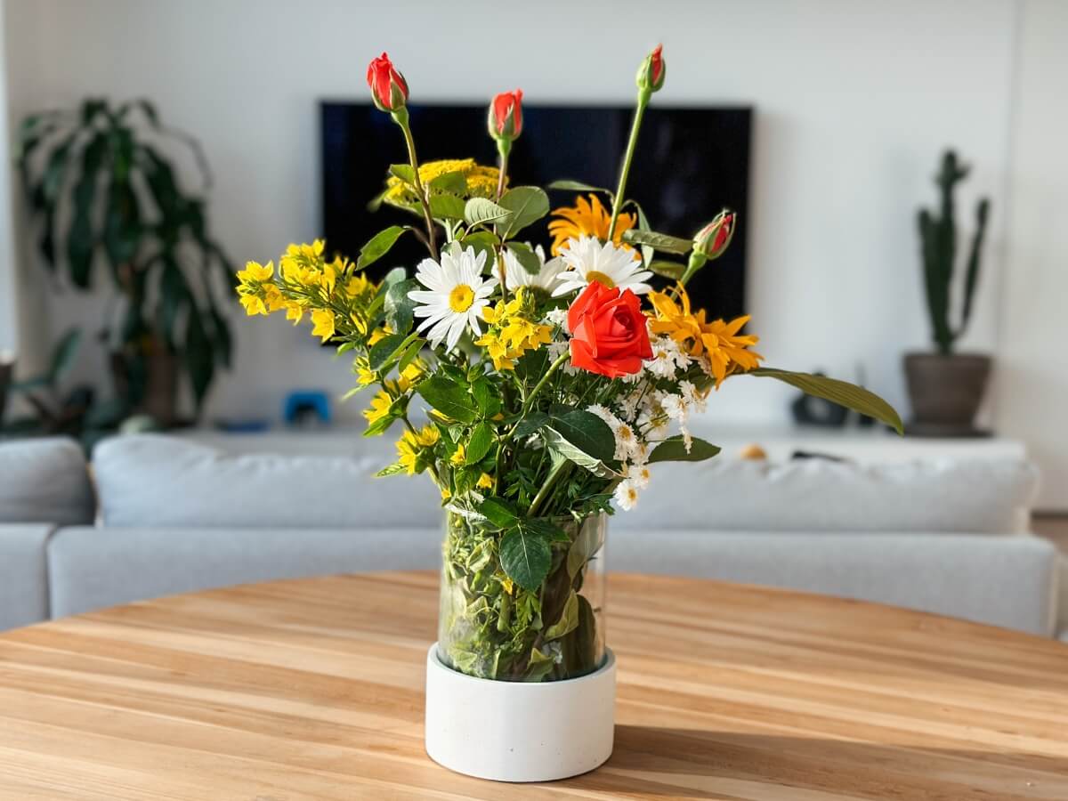 Váza s čerstvými kvetmi.