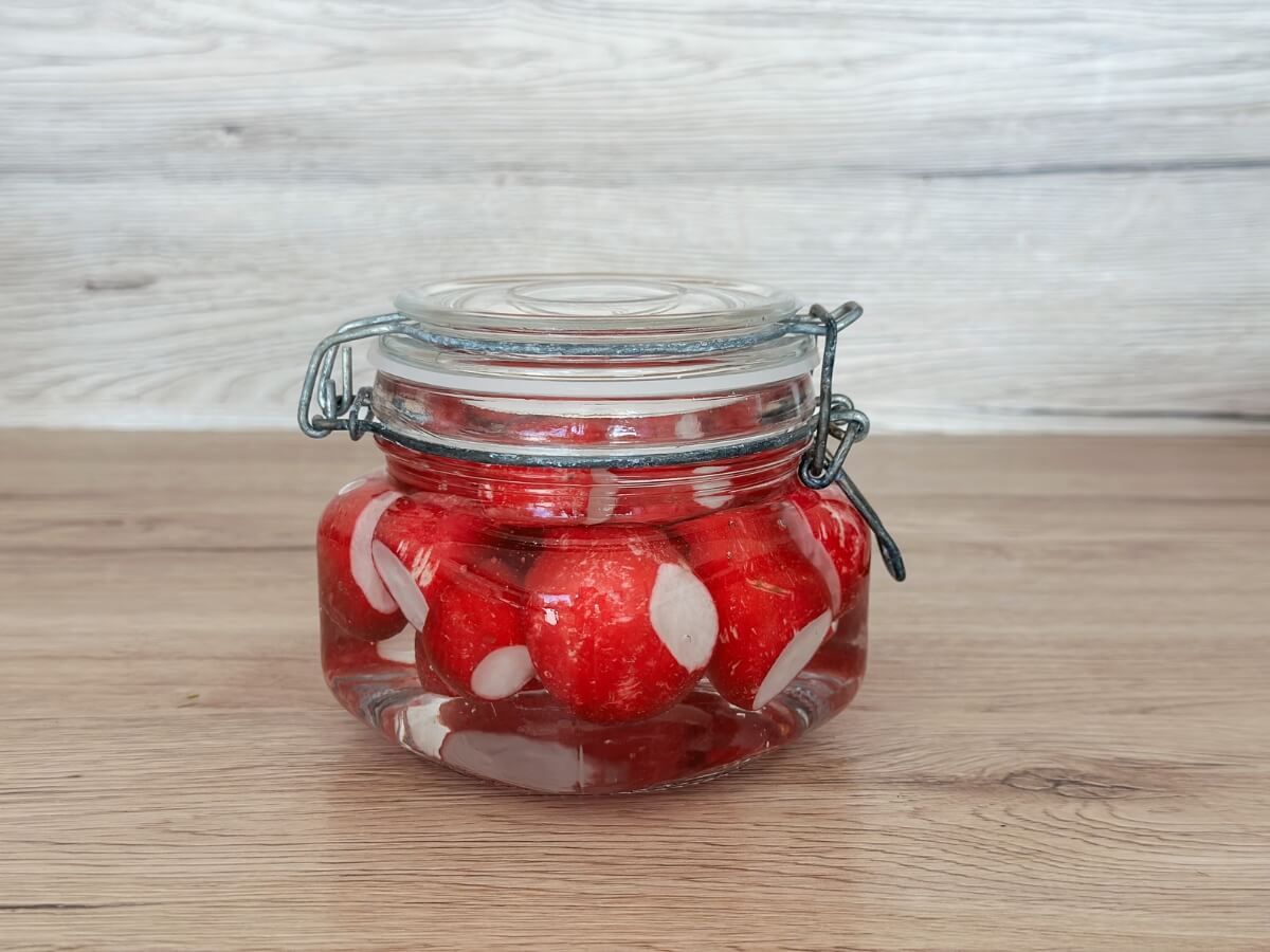 Očistené reďkovky v zatvorenej sklenenej nádobe s vodou.