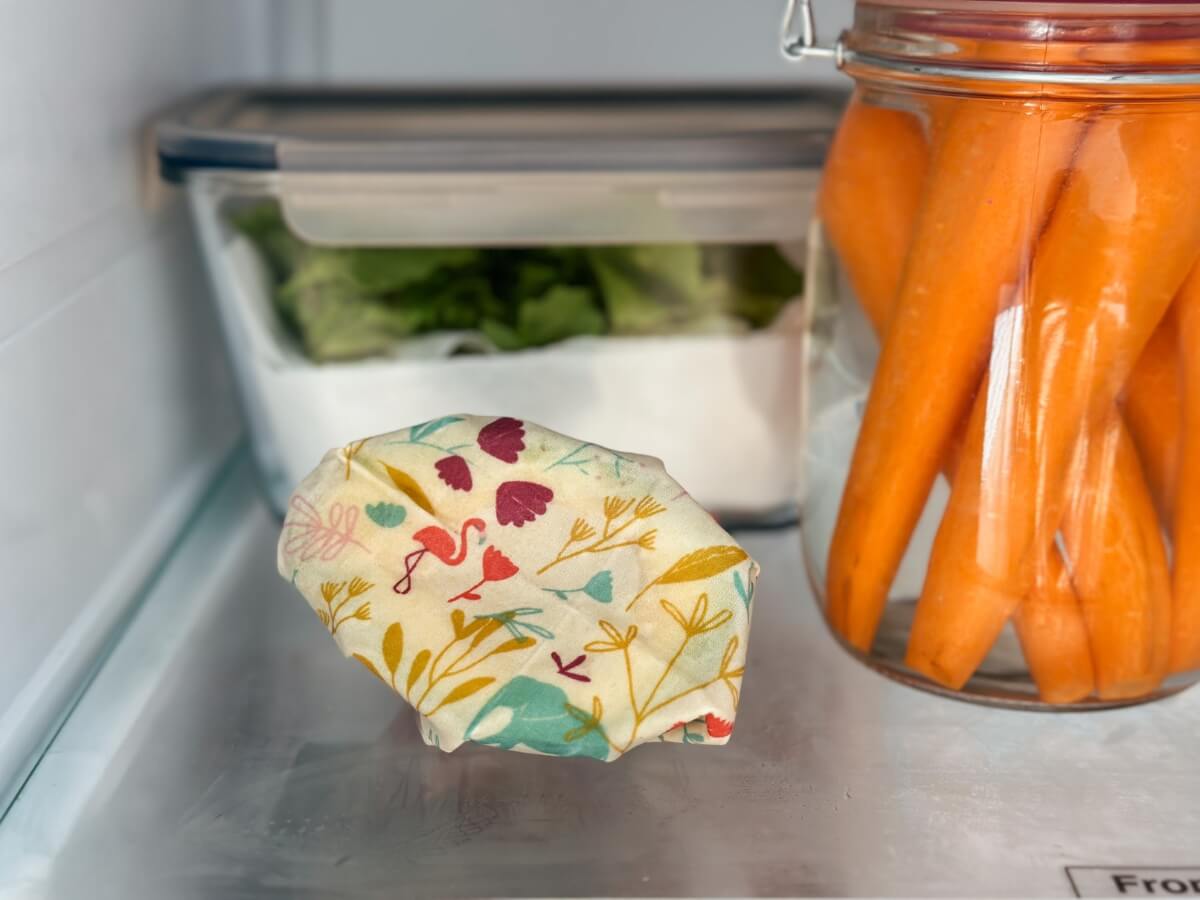 Polka avokáda zabalená vo voskovom obrúsku v chladničke.