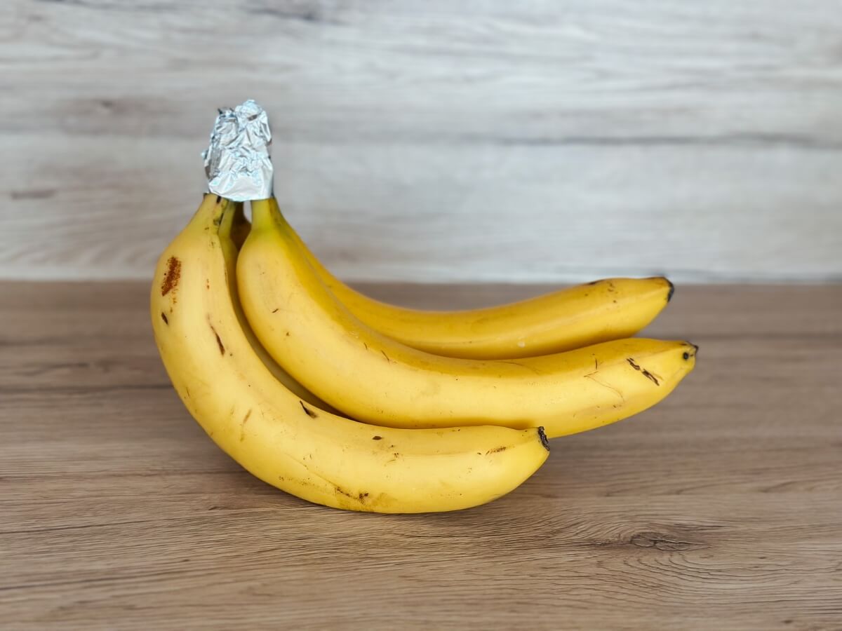 Trs banánov so stopkou obalenou v alobale.