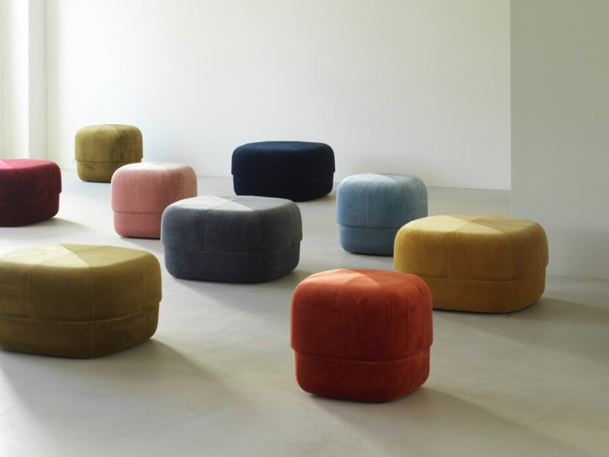 Rôznofarebné moderné minimalistické pufy rôznych veľkostí.