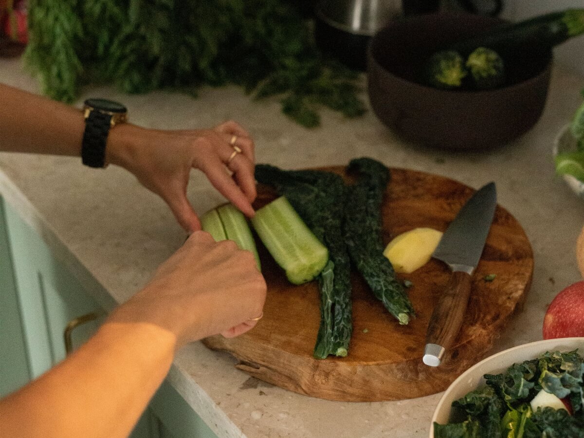 Krájanie zeleniny na kurze varenia.
