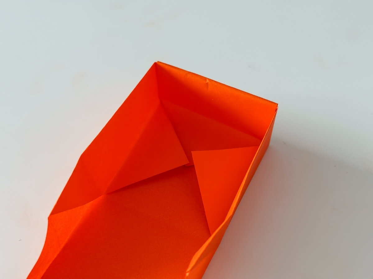 Zložená jedna strana origami škatuľky.