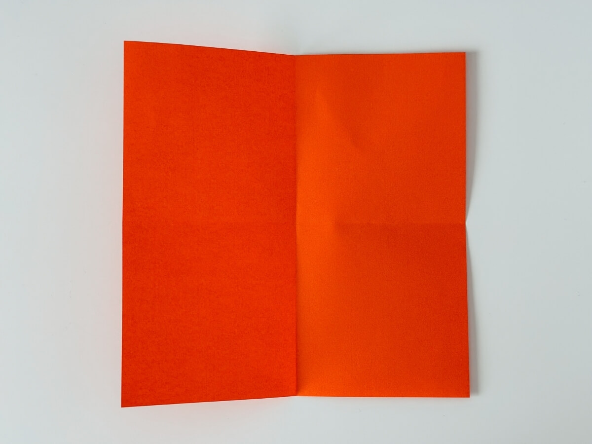 Origami papier rozdelený na štyri štvorce.