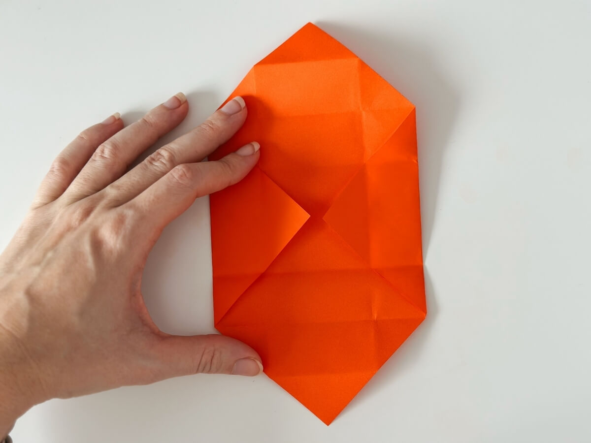 Origami zložené bočné strany papiera do stredu.