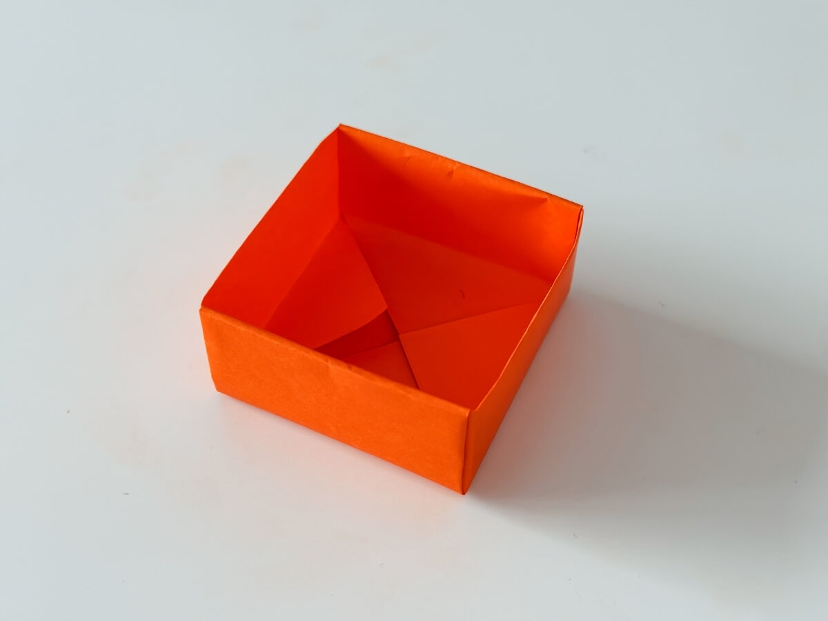 Zložená spodná časť origami škatuľky.