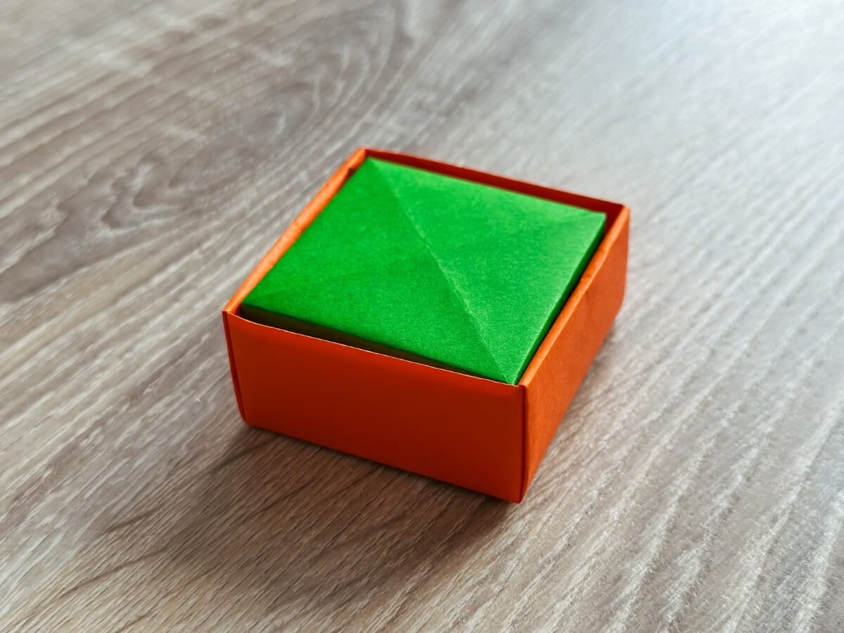 Zložená origami škatuľka.