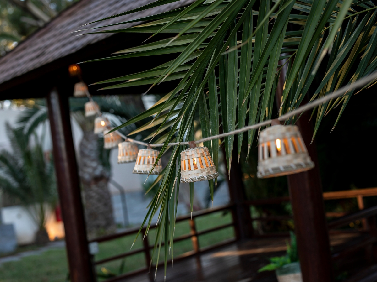 Záhradná svetelná girlanda z prírodného ratanu a bambusu.