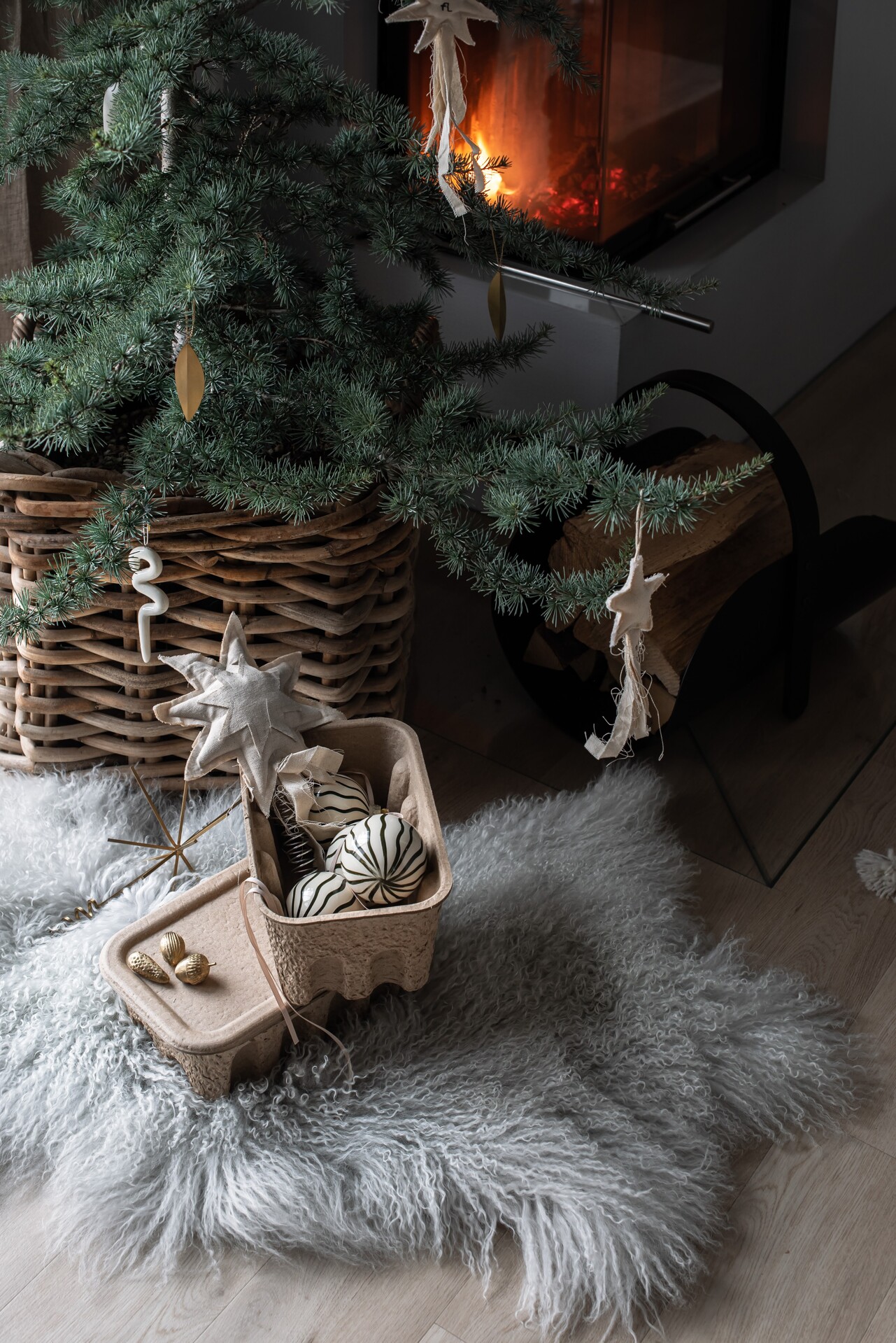 Vianočné ozdoby z bavlny a mosadze pod vianočným stromčekom.