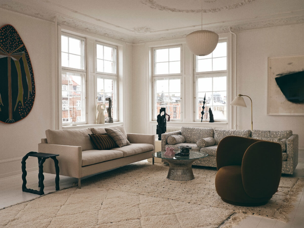 Koberce v minimalisticky zariadenej obývačke.