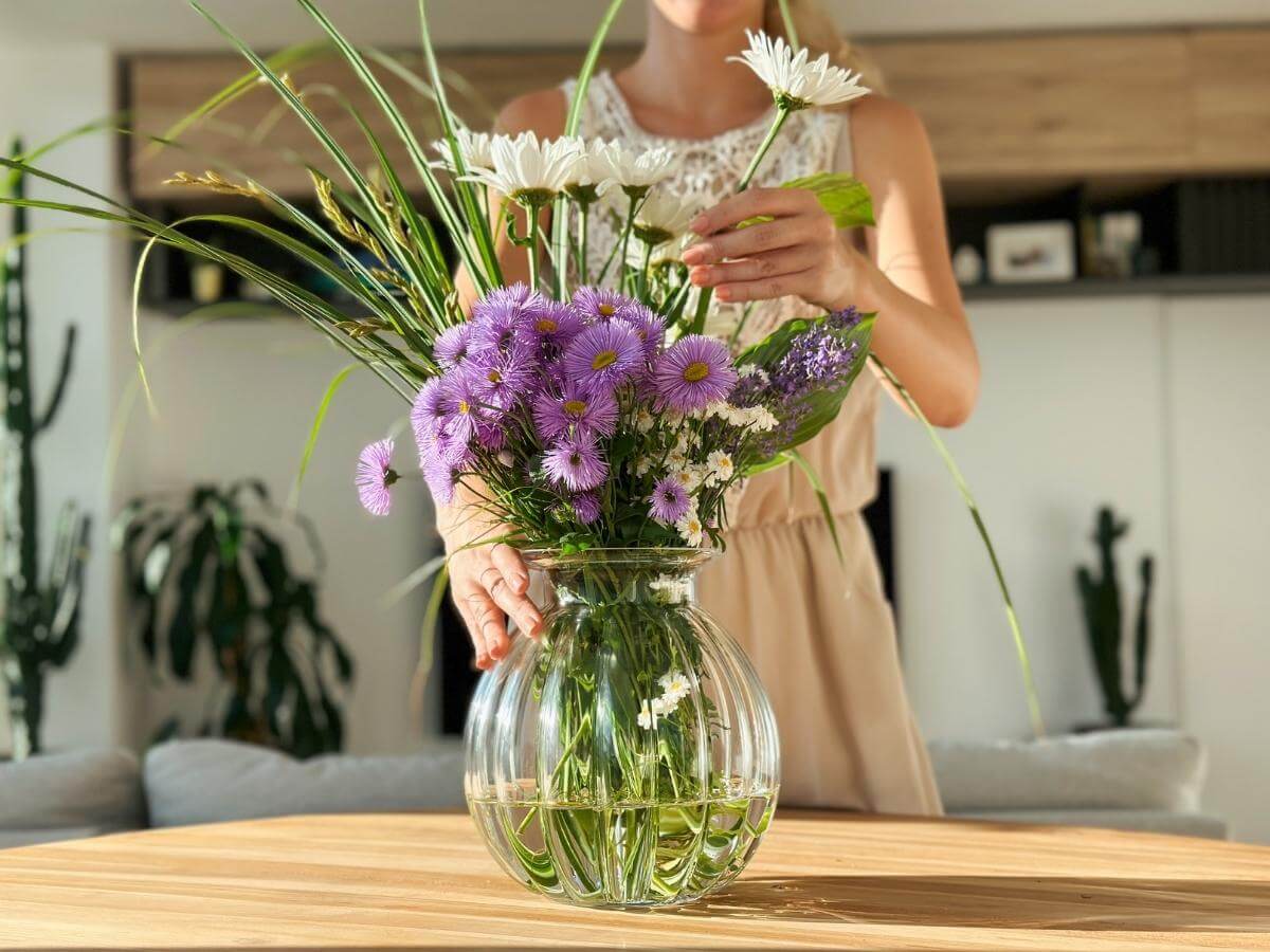 Aranžovanie kvetov do veľkej sklenenej vázy.