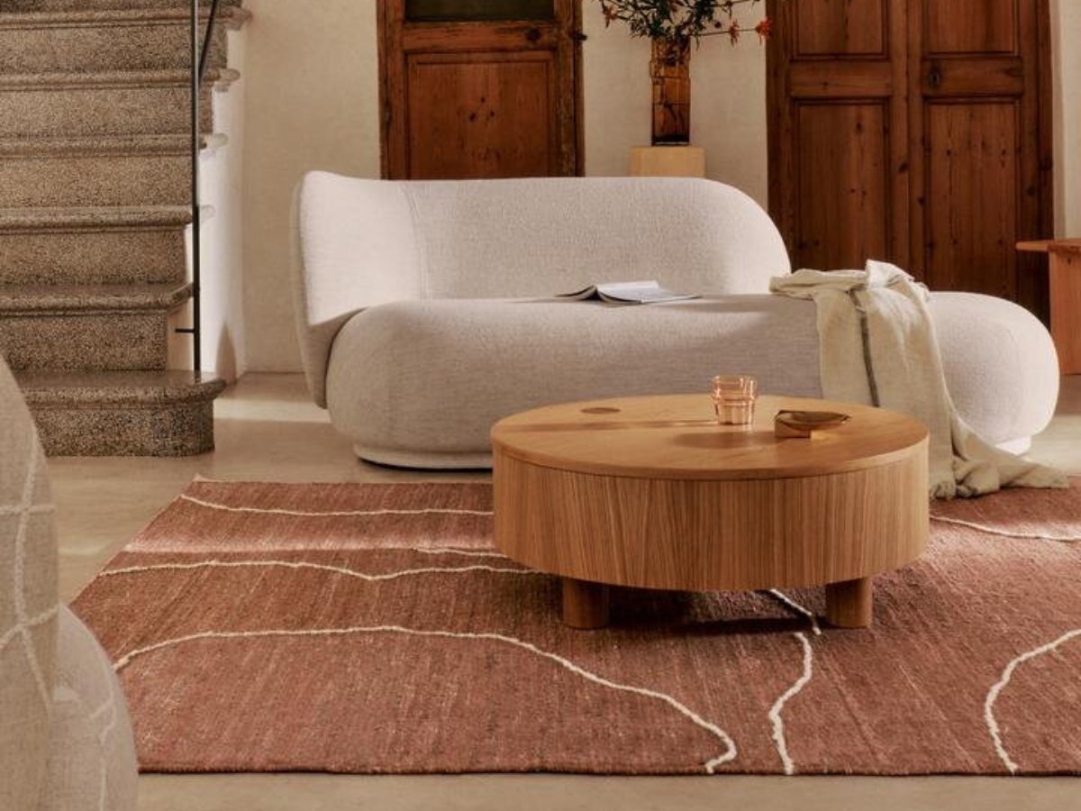 Konferenčný stolík s úložným priestorom a otočným vekom z dubovej dyhy v obývacej miestnosti.