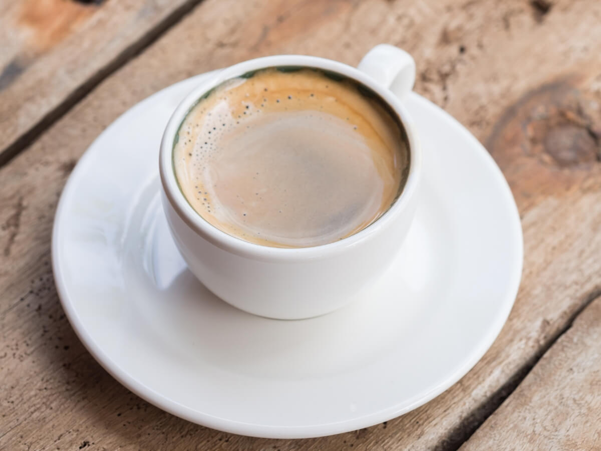 Dvojité Espresso v bielej šálke.