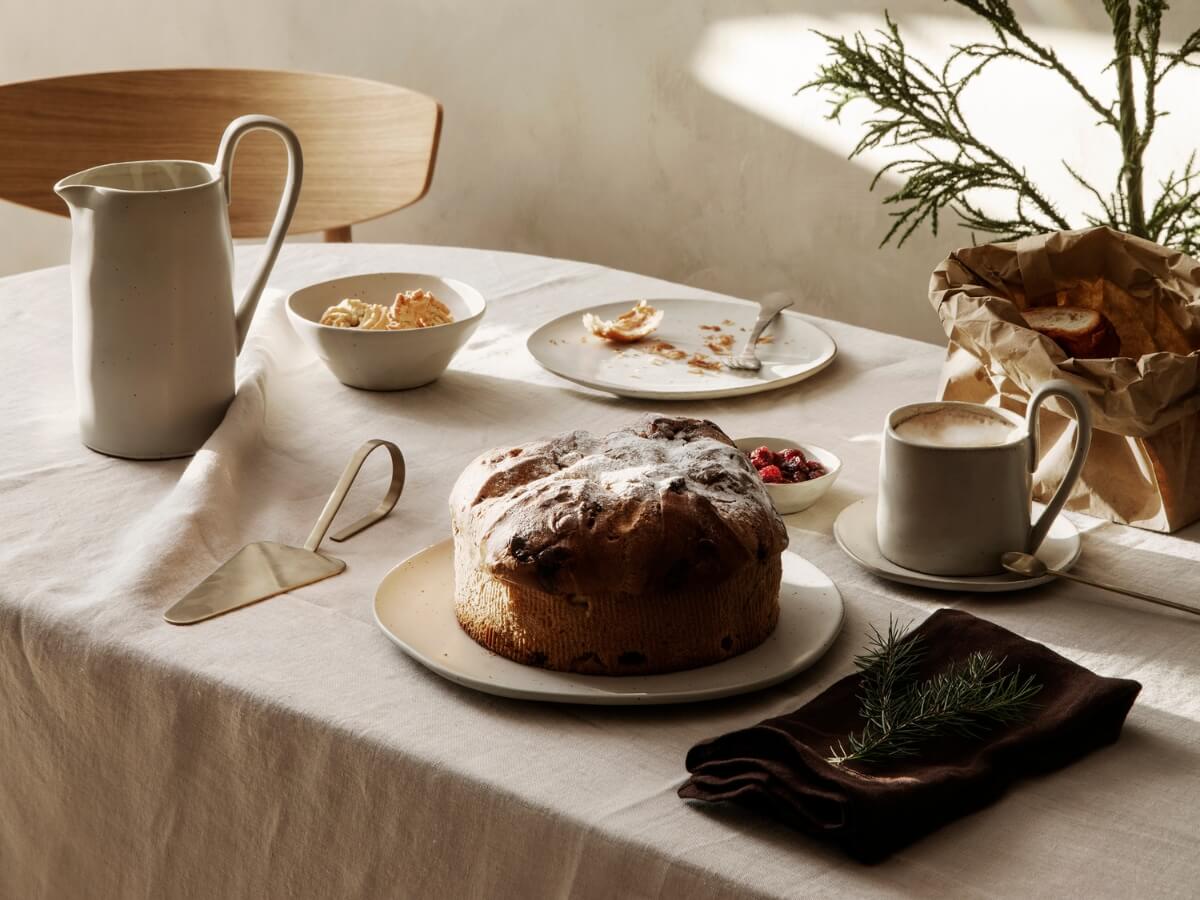 Koláč a Cappuccino v dizajnovej keramickej šálke s podšálkou.