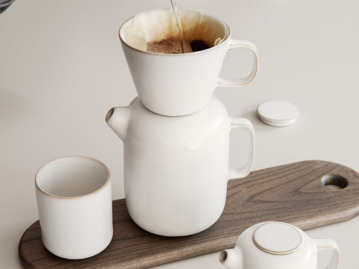 Príprava kávy metódou pour over pomocou dizajnového keramického krémového setu Sekki.