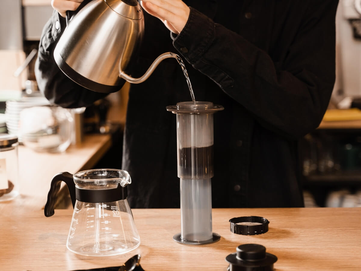 Príprava kávy pomocou nástroja AeroPress.